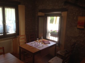Tavola alla finestra