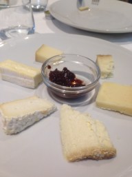 Plateau di formaggi e marmellata di cugnà