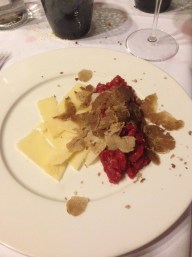 Tartare di fassona, con scaglie di Parmigiano Reggiano e tartufo bianco